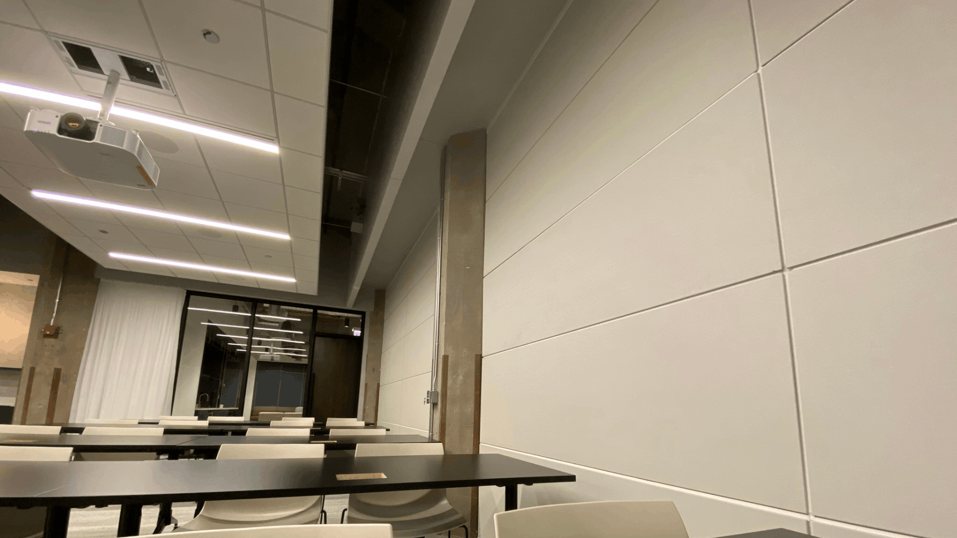 Skyfold-Wall-with-Carnegie-Xorel